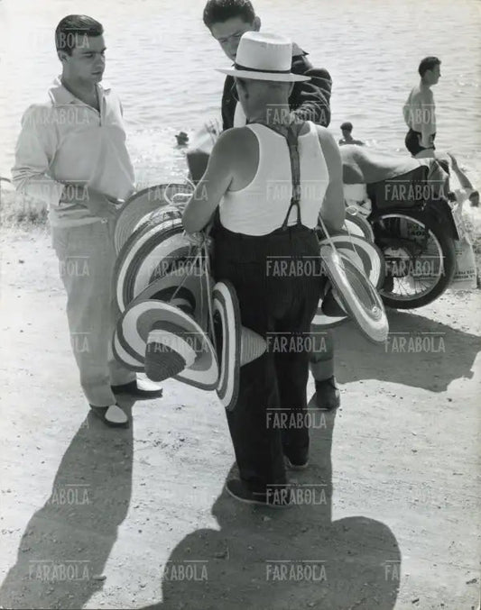 Bagnanti in spiaggia all'Idroscalo, Milano, anni 60 - Farabola Immagine digitale