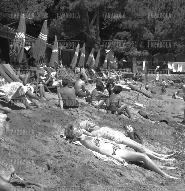 Bagnanti in spiaggia, Portofino, anni 60 - Farabola Immagine digitale