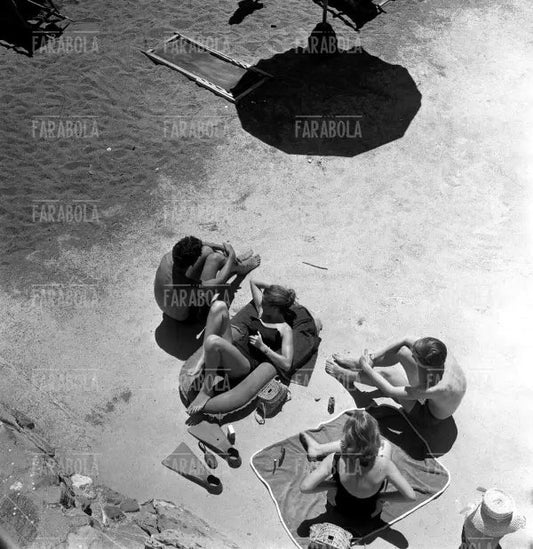 Bagnanti in spiaggia, Santa Margherita Ligure, 1960 - Farabola Immagine digitale