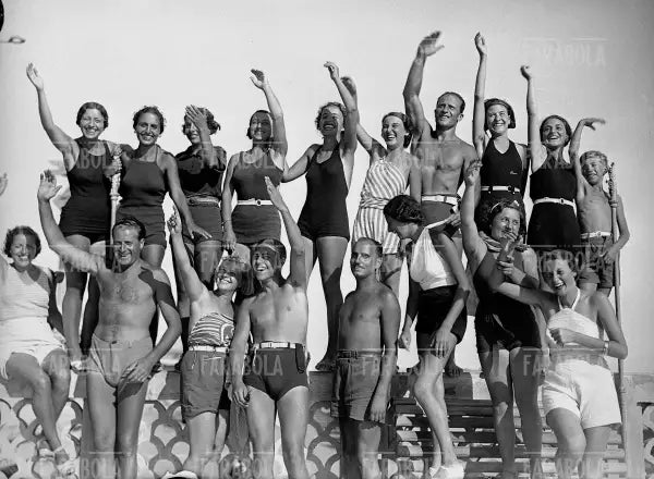 Bagnanti salutano il passaggio della flotta militare italiana, Ostia, 1934 - Farabola Immagine digitale
