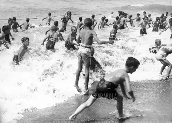 Bagni di mare dei ragazzi della Colonia dell'Opera Balilla, 1935 - Farabola Immagine digitale