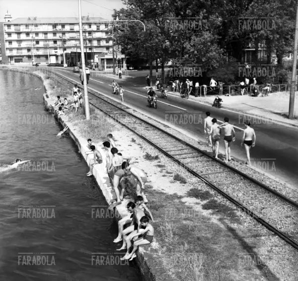 Bagni nel Naviglio, Milano, 1961 - Farabola Immagine digitale