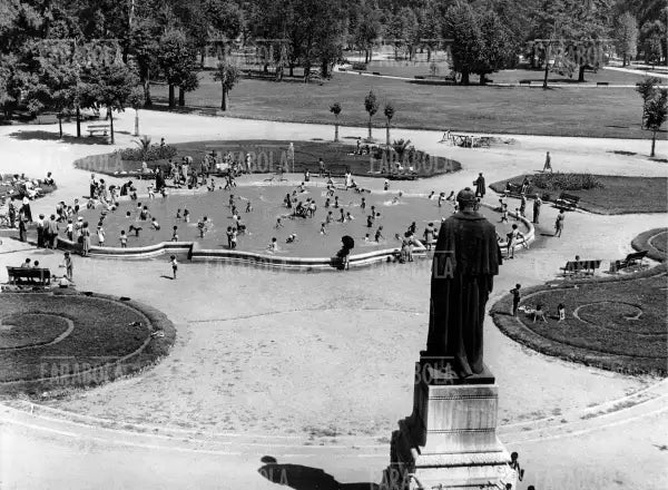 Bagni nella fontana dei giardini di via Palestro, Milano, 1946 - Farabola Immagine digitale