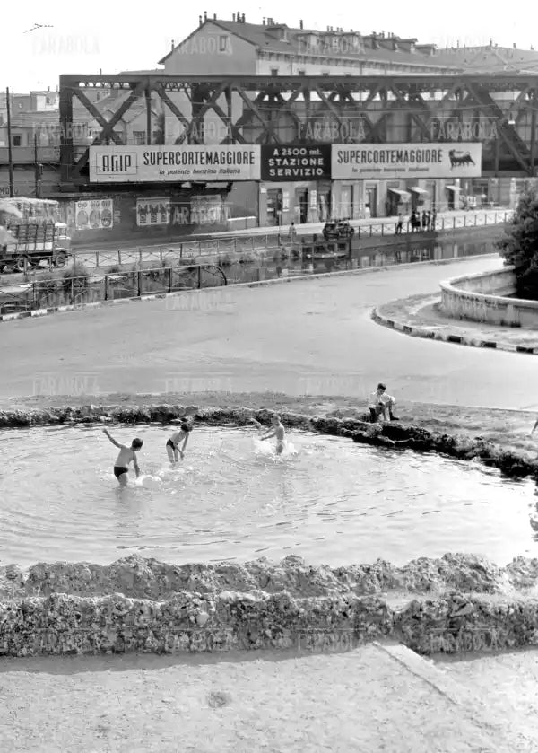 Bagni nella fontana di Alzaia al Naviglio Grande, Milano, anni 60 - Farabola Immagine digitale