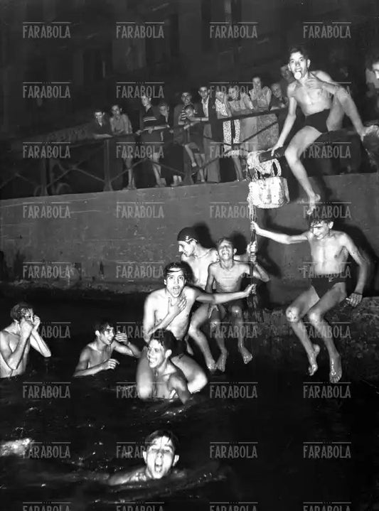 Bagni serali al Naviglio in Ripa Ticinese, Milano, 1946 - Farabola Immagine digitale