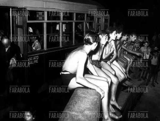 Bagno serale nel Naviglio Grande, Milano, 1947 - Farabola Immagine digitale