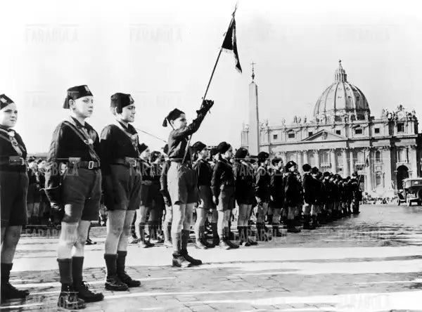 Balilla in piazza San Pietro, Roma, anni 30 - Farabola Immagine digitale