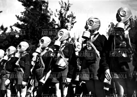 Balilla moschettiere con maschera antigas, Roma, 1937 - Farabola Immagine digitale