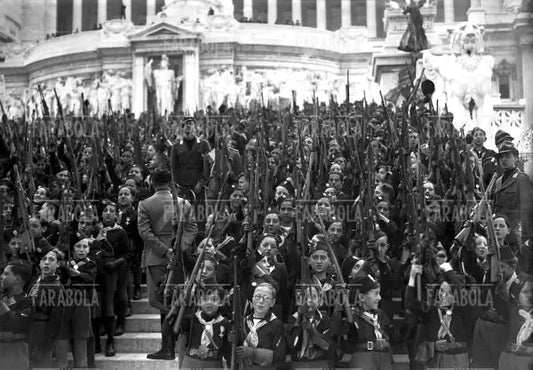 Balilla moschettieri all'adunata in piazza Venezia, Roma, 1935 - Farabola Immagine digitale
