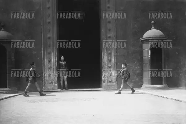 Balilla moschettieri montano la guardia a Palazzo Venezia, Roma, 1938 - Farabola Immagine digitale