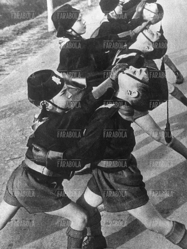 Balilla moschettieri si addestrano alla lotta, anni 30 - Farabola Immagine digitale