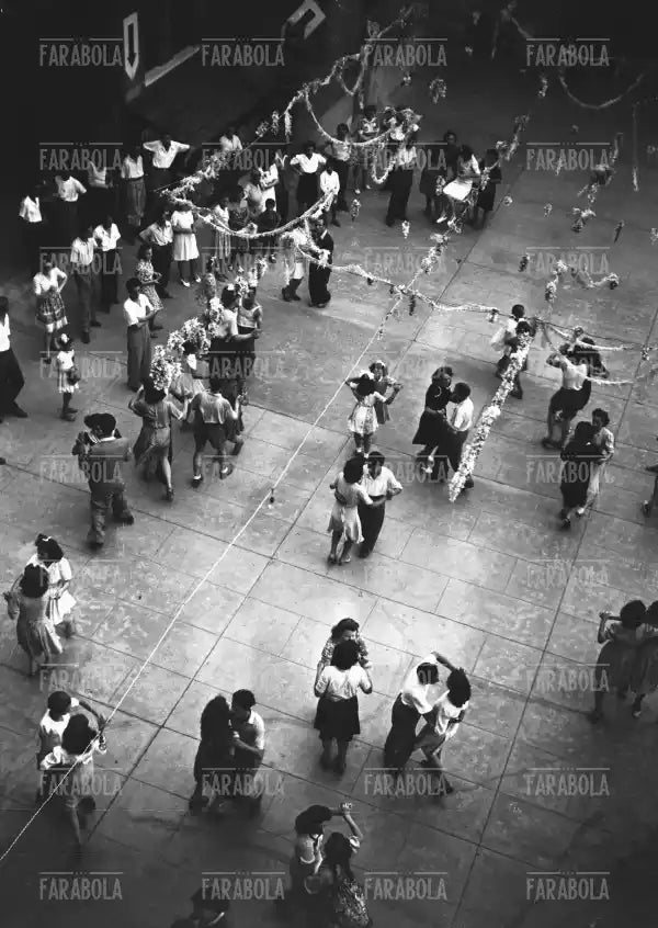 Balli nei cortili per festeggiare la fine della guerra, Milano, 1945 - Farabola Immagine digitale
