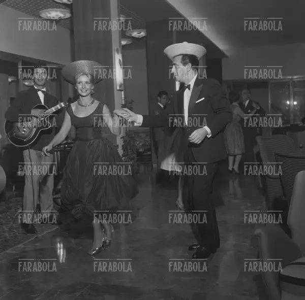 Ballo con cotillons all'Hotel Park Suisse di Santa Margherita Ligure, 1960 - Farabola Immagine digitale