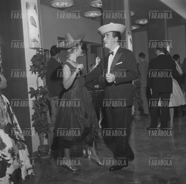 Ballo con cotillons all'Hotel Park Suisse di Santa Margherita Ligure, 1960 - Farabola Immagine digitale