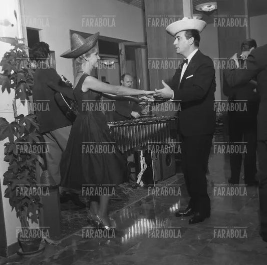 Ballo con cotillons all'Hotel Park Suisse di Santa Margherita Ligure, 1960 - Farabola Immagine digitale