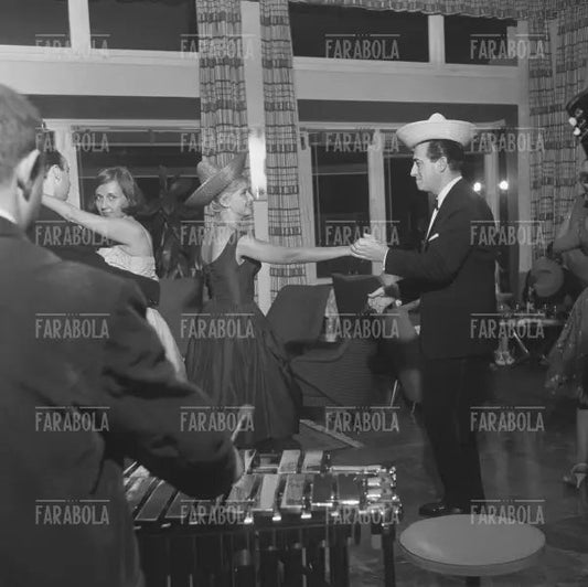 Ballo con cotillons all'Hotel Park Suisse di Santa Margherita Ligure, 1960 - Farabola Immagine digitale