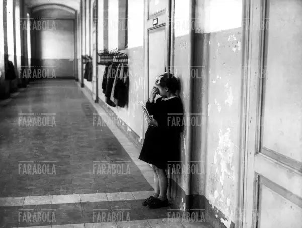 Bambina in punizione in una scuola elementare, Milano, 1946 - Farabola Immagine digitale