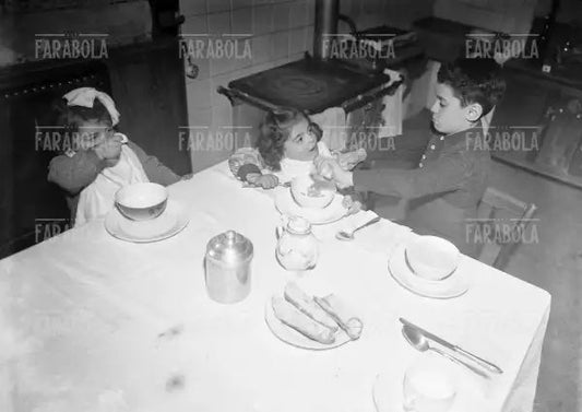 Bambini a tavola, 1944 - Farabola Immagine digitale
