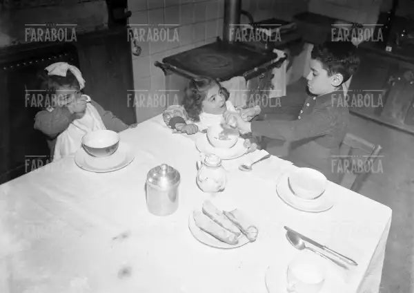 Bambini a tavola, 1944 - Farabola Immagine digitale