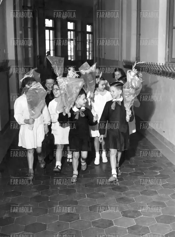 Bambini con i fiori per l'ultimo giorno di scuola, Milano, anni 50 - Farabola Immagine digitale