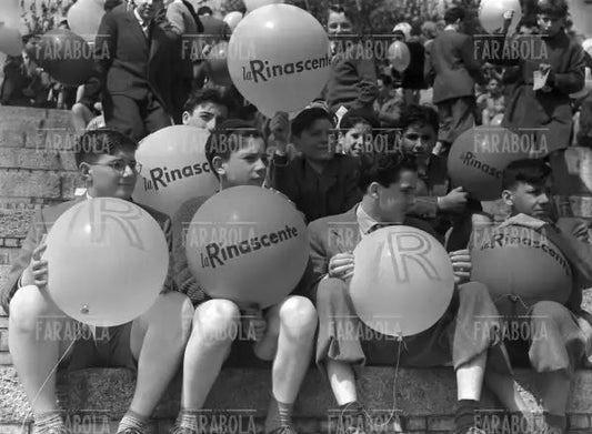 Bambini con palloncini de La Rinascente, Milano, 1951 - Farabola Immagine digitale