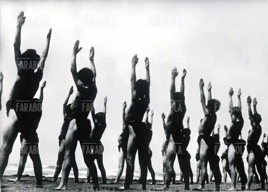 Bambini fanno ginnastica sulla spiaggia, anni 30 - Farabola Immagine digitale