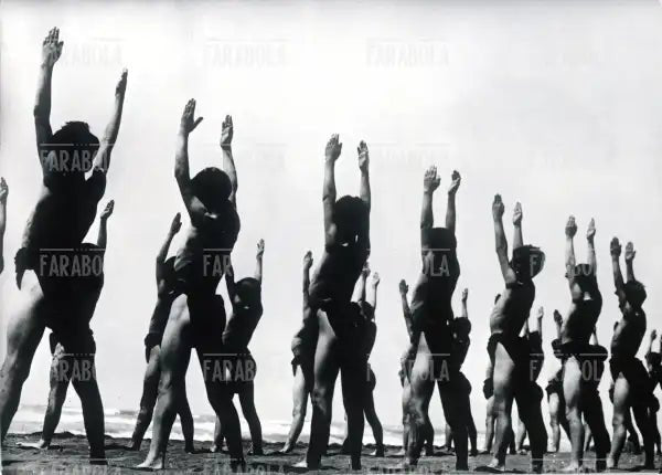 Bambini fanno ginnastica sulla spiaggia, anni 30 - Farabola Immagine digitale