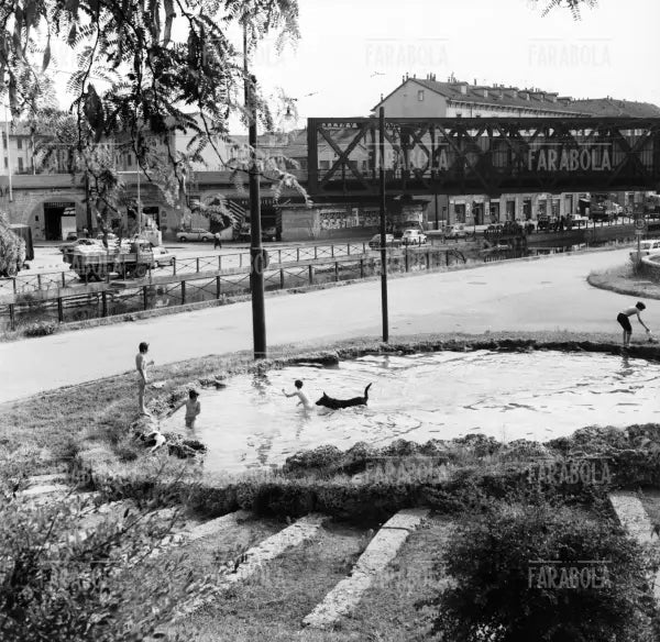 Bambini fanno il bagno nella fontana di Piazza delle Milizie, Milano, 1971 - Farabola Immagine digitale
