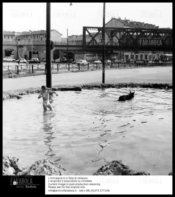 Bambini fanno il bagno nella fontana di Piazza delle Milizie, Milano, 1971 - Farabola Immagine digitale