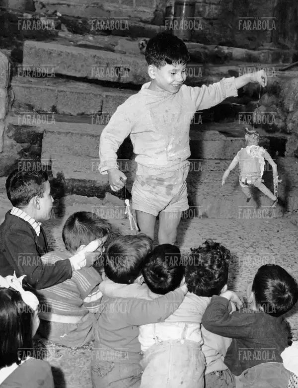 Bambini giocano con i burattini, Napoli, 1956 - Farabola Immagine digitale