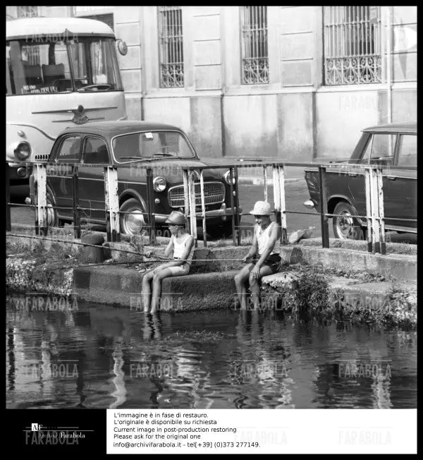 Bambini si rinfrescano al Naviglio, Milano, 1964 - Farabola Immagine digitale