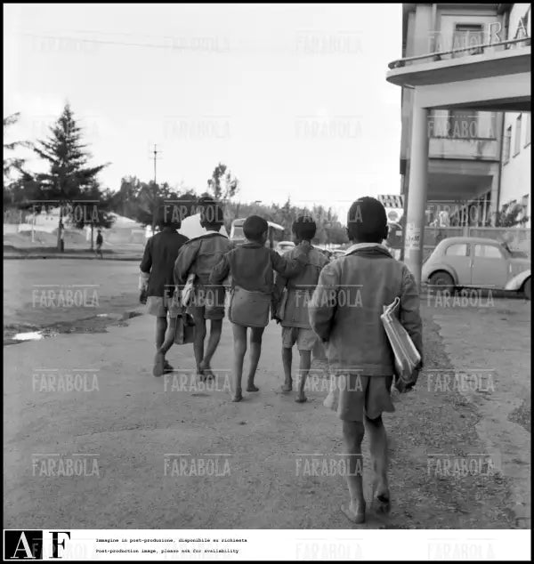 Bambini vanno a scuola ad Addis Abeba, 1958 - Farabola Immagine digitale