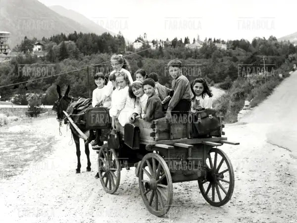 Bambini vanno a scuola su un carretto, anni 50 - Farabola Immagine digitale