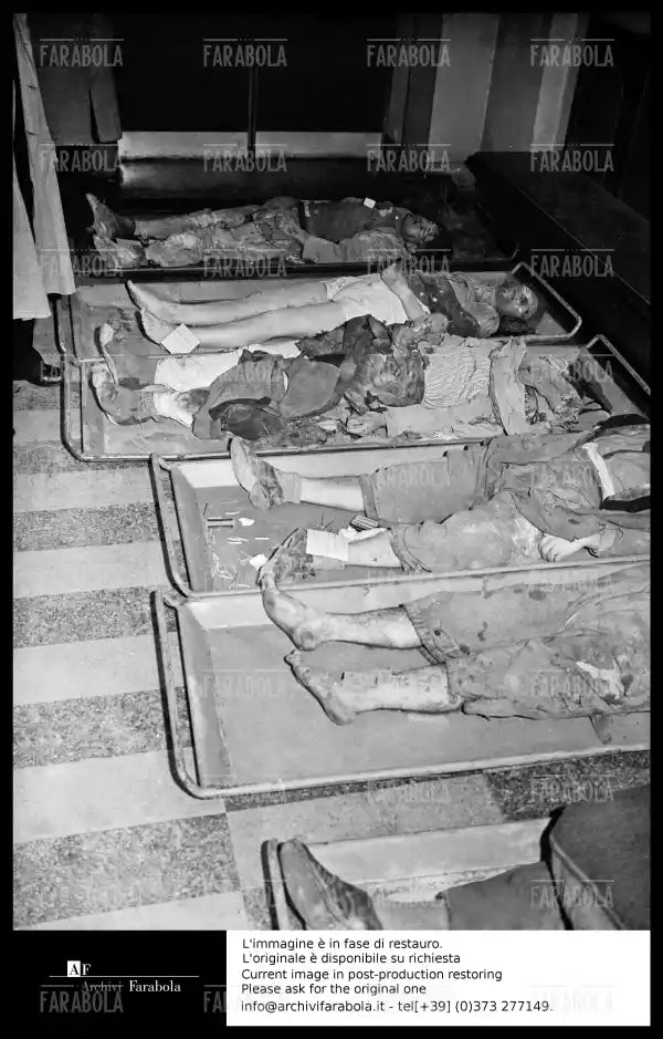 Bambini vittime del bombardamento della scuola elementare a Gorla, Milano, 1944 - Farabola Immagine digitale