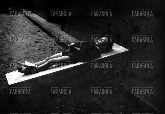 Bambini vittime del bombardamento della scuola elementare a Gorla, Milano, 1944 - Farabola Immagine digitale