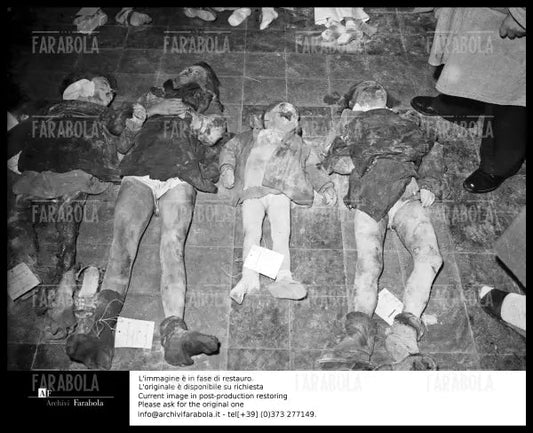 Bambini vittime del bombardamento della scuola elementare a Gorla, Milano, 1944 - Farabola Immagine digitale