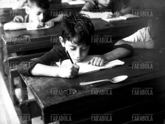 Bambino di scuola elementare, Milano, 1942 - Farabola Immagine digitale