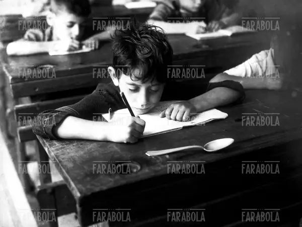 Bambino di scuola elementare, Milano, 1942 - Farabola Immagine digitale