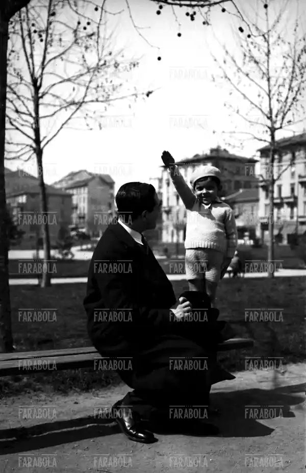 Bambino fa il saluto romano, anni 30 - Farabola Immagine digitale