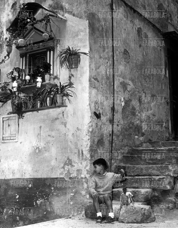 Bambino gioca con un burattino, Napoli, 1956 - Farabola Immagine digitale