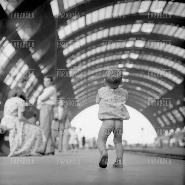 Bambino in Stazione Centrale, Milano, 1957 - Farabola Immagine digitale