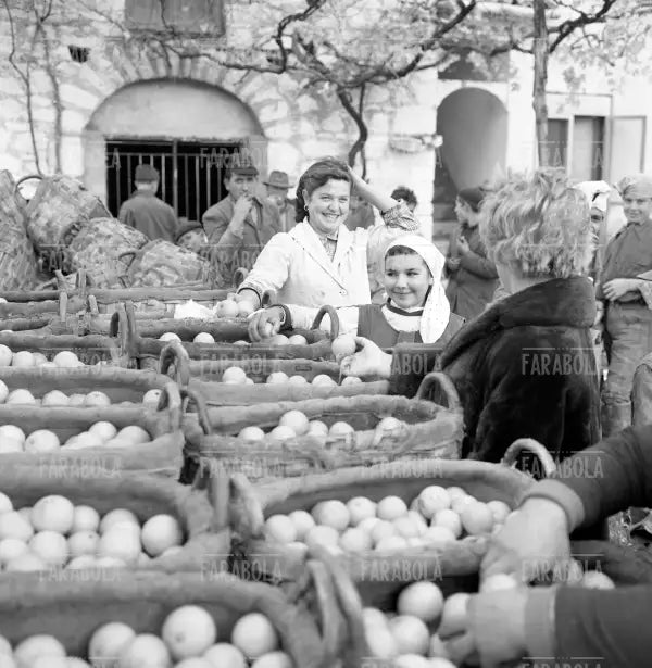 Bancarella di frutta, Napoli, 1959 - Farabola Immagine digitale