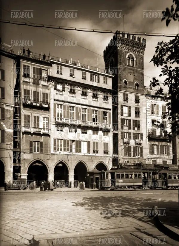 Banco di San Giorgio e portici di Sottoripa, Genova, 1936 - Farabola Immagine digitale
