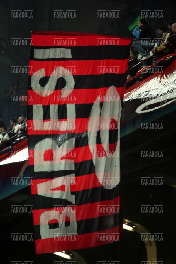 Bandiera del Milan in omaggio a Baresi, Milan-Real Madrid, 2009 - Farabola Immagine digitale