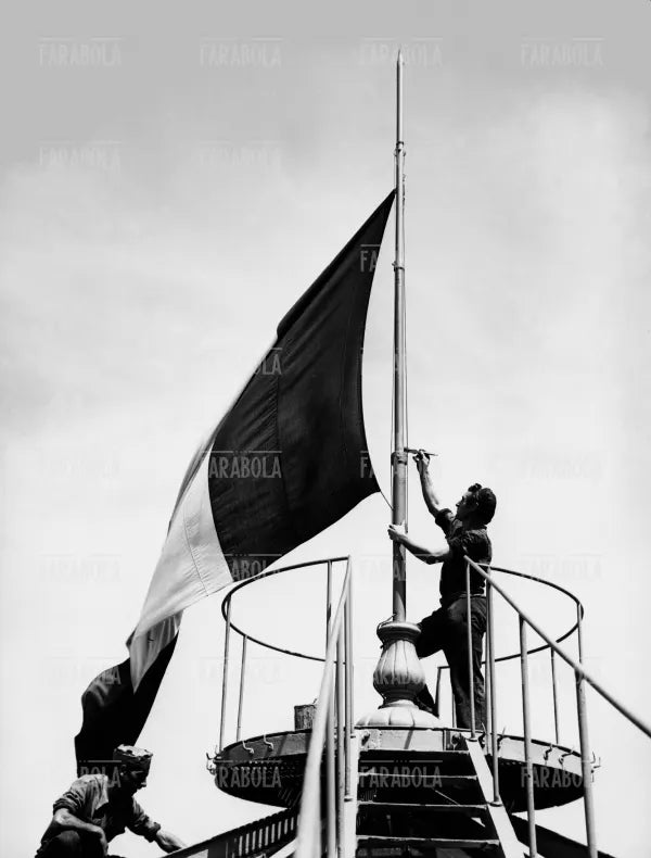 Bandiera italiana sulla cupola della Galleria Vittorio Emanuele II, Milano, 1948 - Farabola Immagine digitale