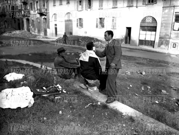 Barbiere in via Conca del Naviglio, Milano, 1945 - Farabola Immagine digitale