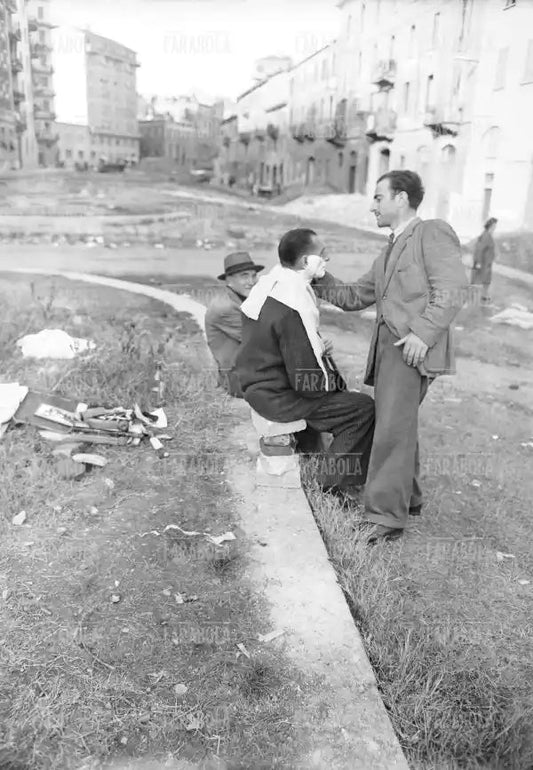 Barbiere in via Conca del Naviglio, Milano, 1945 - Farabola Immagine digitale