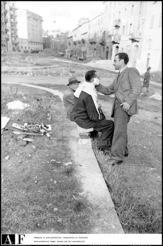 Barbiere serve clienti in strada, 1945 - Farabola Immagine digitale