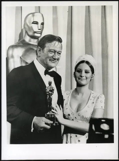 Barbra Streisand John Wayne Oscar 1970 Ft 35907 - Stampa 24x18 cm - Farabola Stampa ai sali d'argento (anni 90)