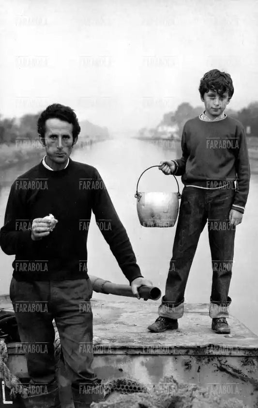 Barcaiolo dei Navigli con il figlio, Milano, anni 60 - Farabola Immagine digitale